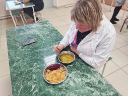 Члены комиссии при проверке питания в школе
