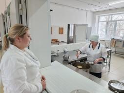 Члены комиссии при проверке питания в школе